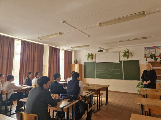          Преподаватель кафедры гуманитарных дисциплин Института экономики и управления СКГА к.э.н, доцент Елена Каракаева  провела профориентационную встречу с выпускниками МБОУ СОШ № 2  г. Усть-Джегута.