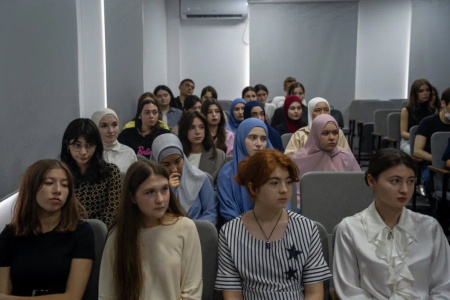 В Институте дизайна и лингвистики состоялась значимая лекция на тему: «Патриотическое воспитание молодежи».