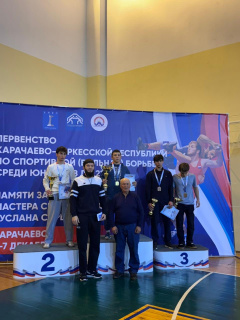  6-7 декабря в Карачаевске проходит важное спортивное событие — Первенство Карачаево-Черкесской Республики по вольной борьбе среди юниоров до 21 года.