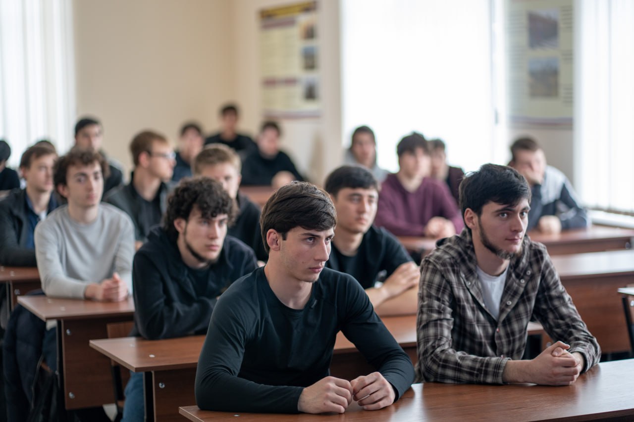 О военной службе и профессиональном выборе: в ВУЦ СКГА прошли встречи со студентами колледжа