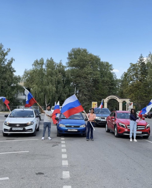 Студенты СКГА устроили автопробег в честь Дня Государственного флага России