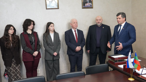 Будущие юристы Карачаево-Черкесии познакомились с работой Парламента КЧР