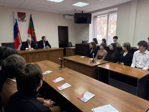 Ко Дню Конституции студенты-юристы посетили Черкесский городской суд