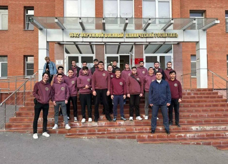 Volunteers of the Medical Institute in a military hospital