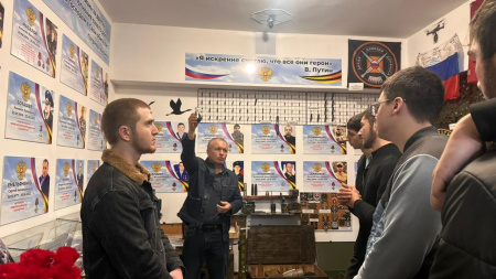  Студенты первого курса кафедры «Электроснабжение» Инженерного института посетили музей славы в Черкесске