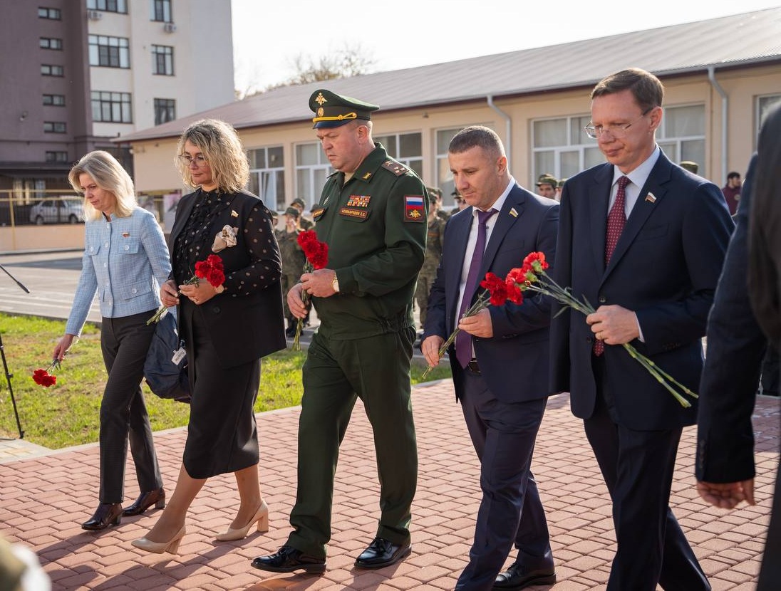 Делегация Совета Федерации и парламента Южной Осетии посетила Военный учебный центр при СКГА.