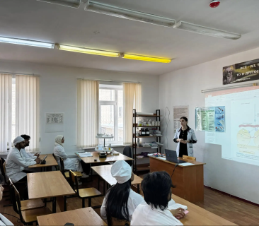 12.03.2026 было проведено старшим преподавателем кафедры «Фармакология» Урусовой Л.Х открытое занятие по дисциплине «Фармакология» у студентов 3 курса факультета иностранных обучающихся.