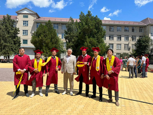 Ректор СКГА вручил дипломы выпускникам из Узбекистана