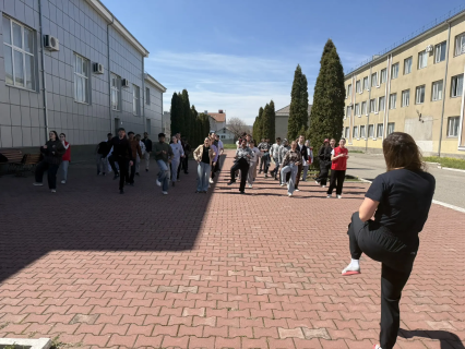 7.04.2026 В рамках Дня здоровья студенты МИ СКГА провели зарядку на свежем воздухе.