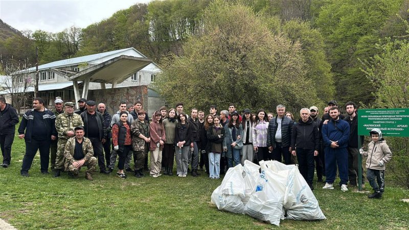 Студенты СКГА совместно с сотрудниками Минприроды КЧР очистили берег реки Мара