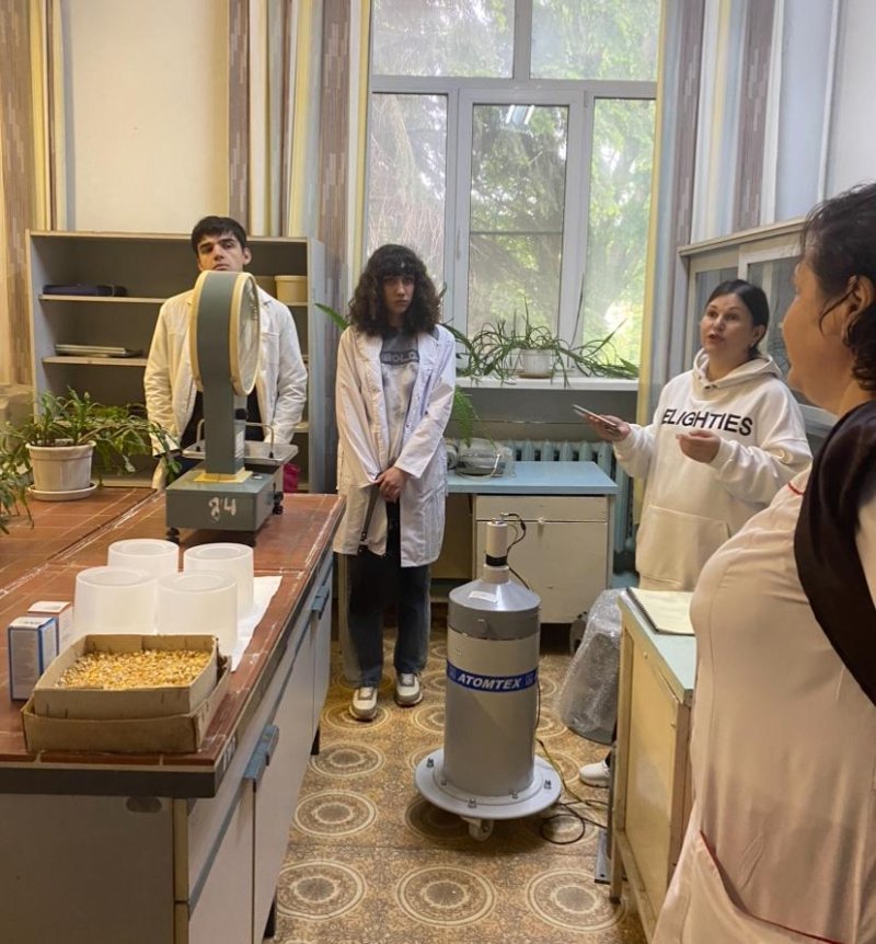 Студенты Аграрного института СКГА приняли участие в выездном  занятии в лаборатории Карачаево-Черкесского филиала ФГБУ «Агрохимслужба»