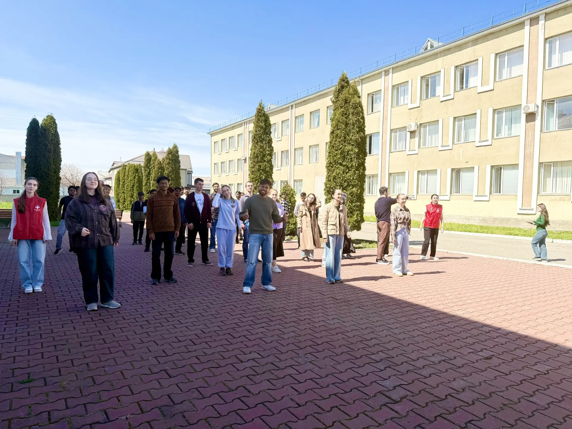 7.04.2026 В рамках Дня здоровья студенты МИ СКГА провели зарядку на свежем воздухе.