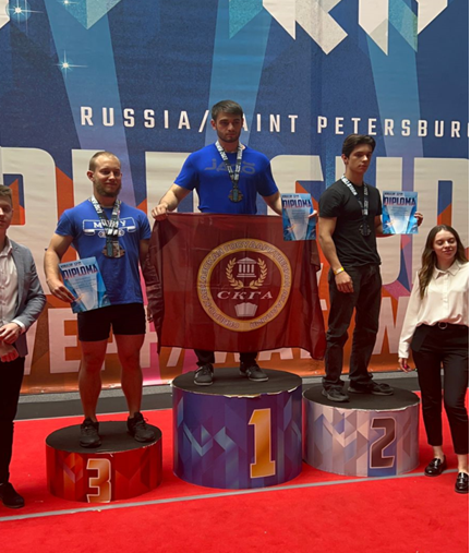 Студент института Экономики и управления  СКГА Алан Батчаев стал абсолютным чемпионом Кубка мира по строгому подъёму штанги.