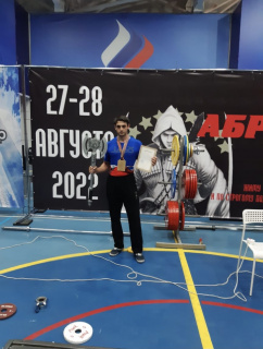 Обучающийся института ЭиУ СКГА - Батчаев Алан 27 августа участвовал на международном турнире  по тяжелой атлетике г. Нальчик. И завоевал первое место по "Жиму лежа" в весовой категории до 82.5 кг.
