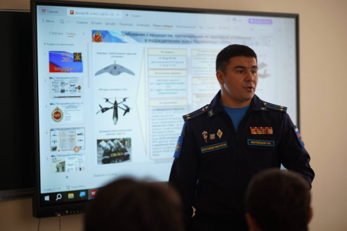 Сегодня в СКГА состоялись несколько информационных встреч с обучающимися, организованных в целях военно-патриотического воспитания молодежи.   Мероприятия прошли на базе Военного учебного центра академии и были направлены на информирование студентов о доп