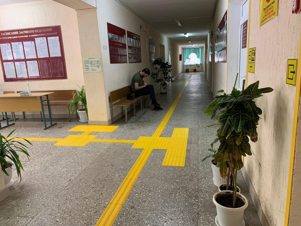 Тактильные таблички и полимерная полоса на полу в коридоре