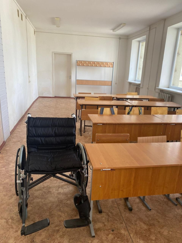 Специализированная парта и кресло для лиц с ОВЗ в аудитории