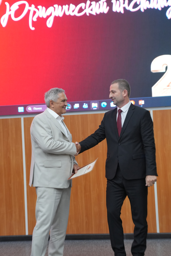 torzhestvennaya_ tseremoniya_vrucheniya_diplomov_13.JPG
