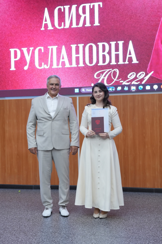 torzhestvennaya_ tseremoniya_vrucheniya_diplomov_24.JPG