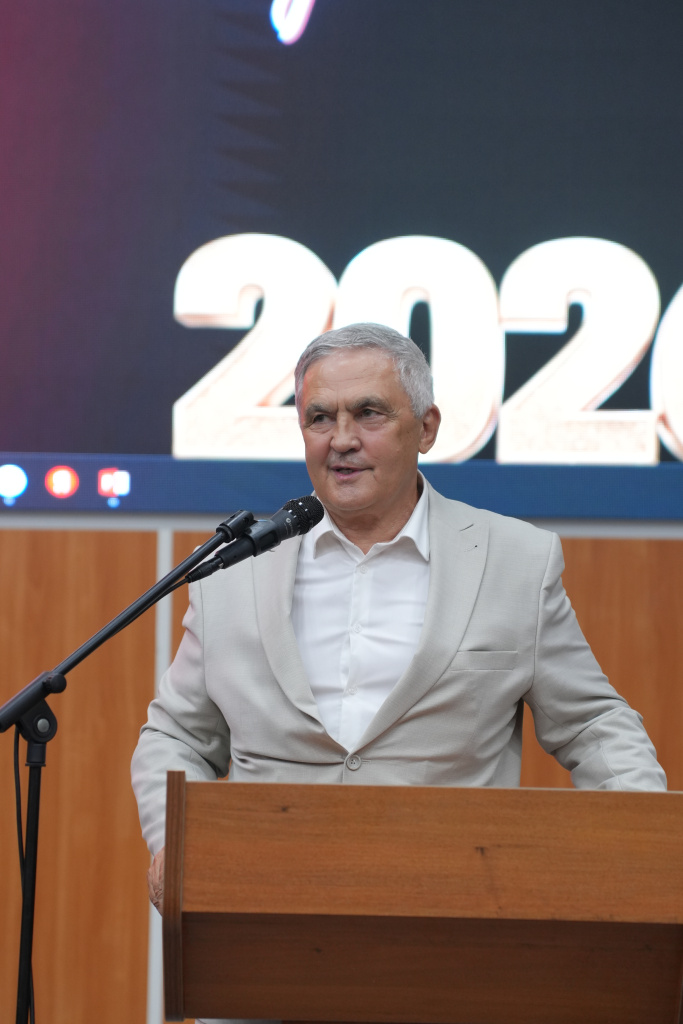 torzhestvennaya_ tseremoniya_vrucheniya_diplomov_5.JPG