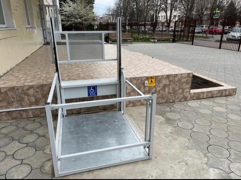 Подъемник и кнопка вызова помощника у входа в Институт цифровых технологий