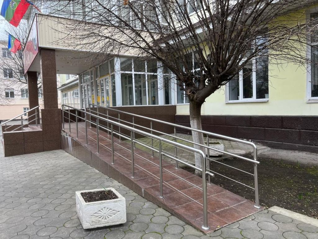 Пандус и поручни на главном входе в главный корпус
