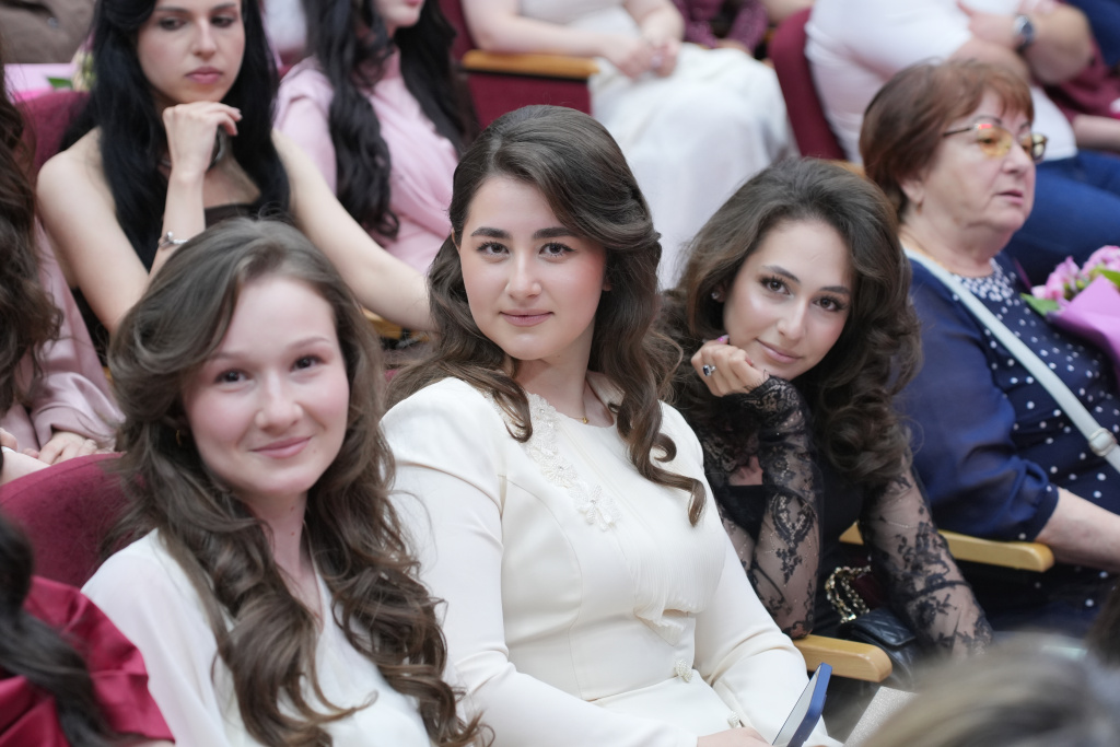 torzhestvennaya_ tseremoniya_vrucheniya_diplomov_6.JPG