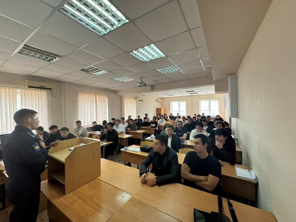 Image2_Vstrecha_studentov_YUI_s_nachalnikom_VUTS_SKGA.jpeg